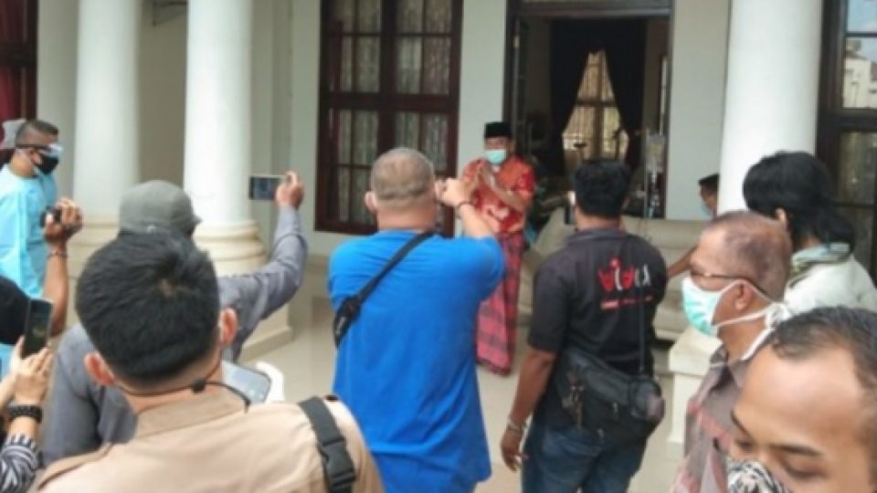 Gelar Konferensi Pers, Bupati Ogan Ilir Lalu Umumkan Dirinya Positif Corona Langsung di Depan Awak Media