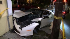 Ferrari Putih Ini Menabrak Tembok Bangunan di California