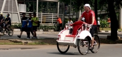 Bule Nyentrik Berkeliling Ibukota Dengan Becak