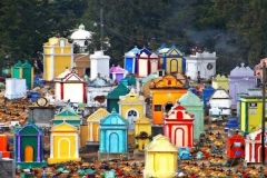 Penuh Warna, Kuburan Ini Malah Dijadikan Tempat Selfie