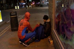 Spiderman Misterius Berkeliaran Untuk Membantu Gelandangan di Inggris