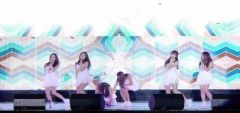  Meskipun Terpeleset, Gfriend Tetap Menari Seksi diatas Panggung