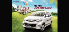 Foto Keluarga Bersama Toyota Avanza Terbaru, Yuk !