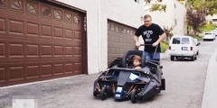 Super-Fan Builds Rancang Kereta Bayi Batman