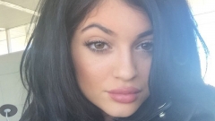 Kylie Jenner Membuat Chalenge Bibir Monyong