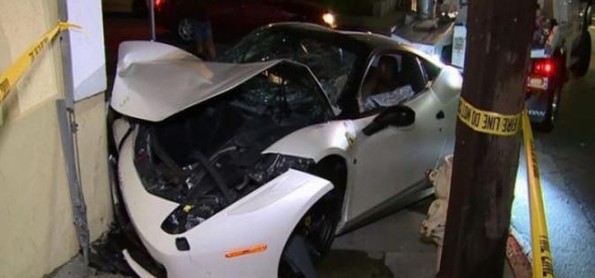 Ferrari Putih Ini Menabrak Tembok Bangunan di California