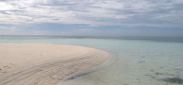 Pasir Pantai Ini Menjorok ke Lautan 