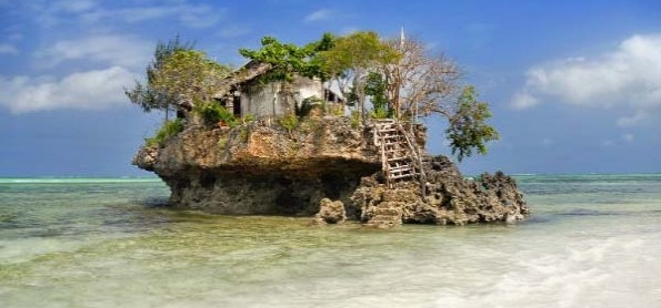 Nikmati Sensasi Makan Yang Beda di Kafe Tengah Laut Ini