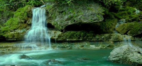 Travel Hemat Menikmati Sungai Keren di Indonesia