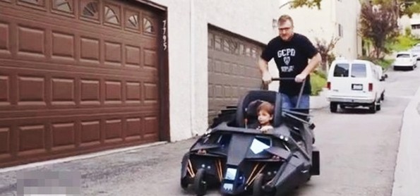 Super-Fan Builds Rancang Kereta Bayi Batman